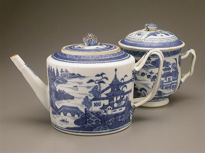 Lot 39 - CHINESE EXPORT BLUE AND WHITE PORCELAIN...