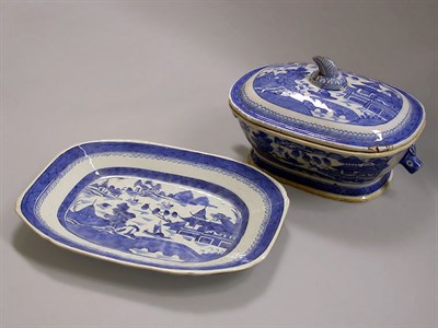 Lot 42 - CHINESE EXPORT BLUE AND WHITE PORCELAIN...