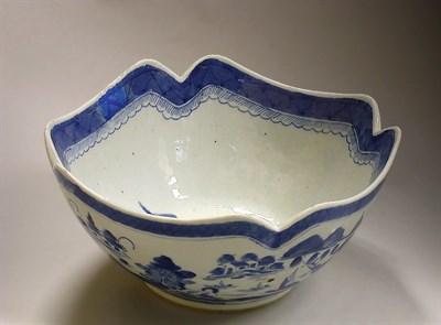 Lot 51 - CHINESE EXPORT BLUE AND WHITE PORCELAIN FRUIT...