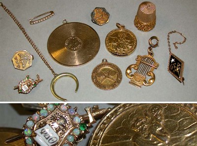 Lot 114 - Group of Assorted Gold Items 14 and 10 kt....