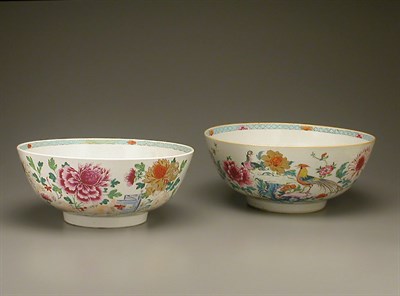 Lot 29 - COMPANION PAIR OF CHINESE EXPORT FAMILLE ROSE...