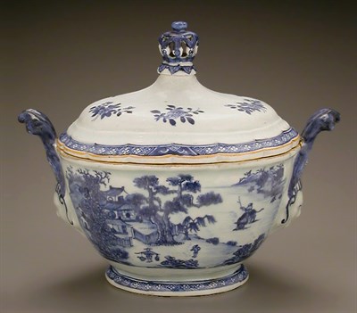 Lot 19 - CHINESE EXPORT BLUE AND WHITE PORCELAIN TUREEN...