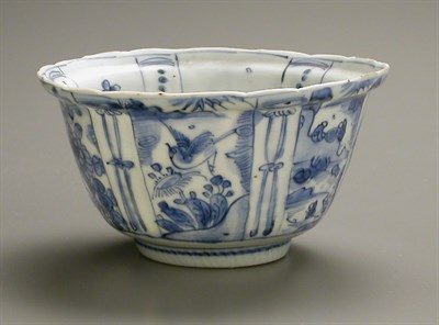 Lot 2 - CHINESE EXPORT BLUE AND WHITE KRAAK PORCELAIN...