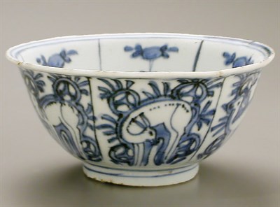 Lot 3 - CHINESE EXPORT BLUE AND WHITE KRAAK PORCELAIN...