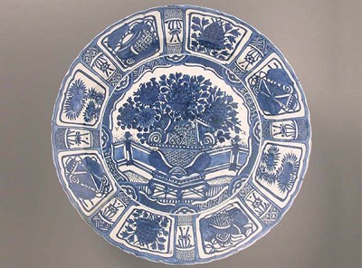 Lot 7 - CHINESE EXPORT BLUE AND WHITE KRAAK PORCELAIN...