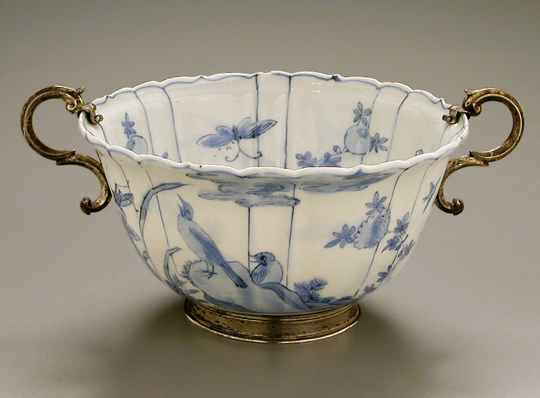 Lot 14 - CHINESE EXPORT BLUE AND WHITE EGGSHELL...