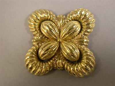 Lot 305 - Gold Fluted Brooch