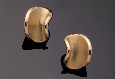 Lot 198 - Pair of Angela Cummings 18 kt. Yellow Gold Foldover Earrings