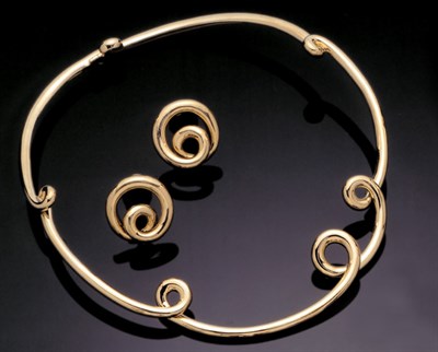 Lot 196 - Angela Cummings 18 kt. Yellow Gold Swirl Loop Suite