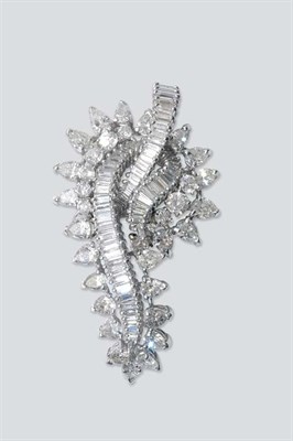 Lot 429 - Diamond Brooch
