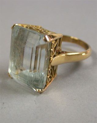 Lot 276 - Aquamarine Ring