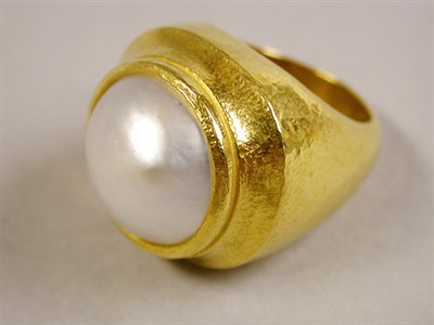 Lot 71 - Gold and Mabe Pearl Ring