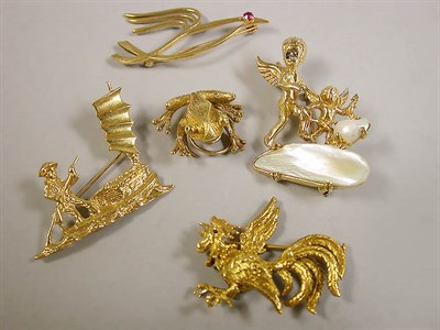 Lot 122 - Five Assorted Gold Animal and Figural Pins