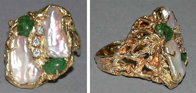 Lot 174 - Fresh Water Pearl and Emerald Ring