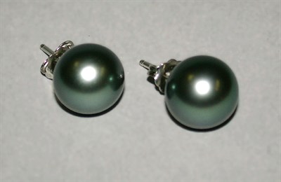 Lot 414 - Pair of Black Cultured Pearl Earrings