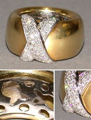 Lot 571 - Gold and Diamond Ring