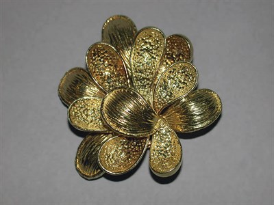 Lot 251 - Gold Flower Pin