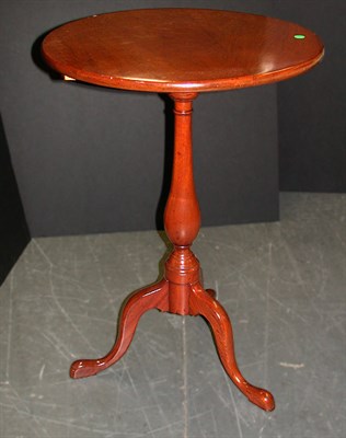 Lot 144 - Federal Mahogany Tilt-Top Table The circular...