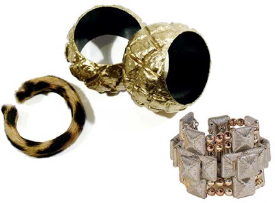 Lot 2343 - de Lillo Metal Twist Cuff Linked raised square...