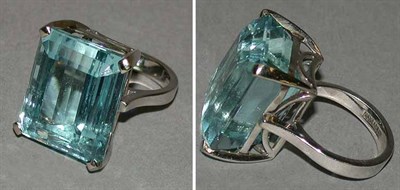 Lot 331 - Aquamarine Ring