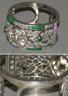 Lot 578 - Diamond and Emerald Ring