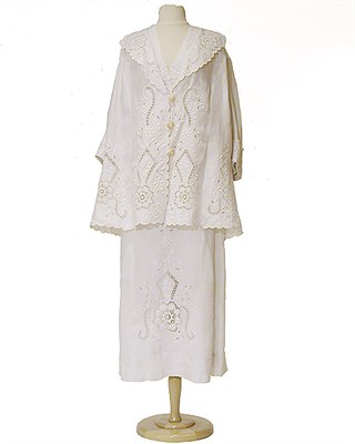 Lot 2009 - White Linen Traveling Ensemble English, circa...