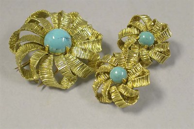 Lot 474 - Turquoise and Gold Pin and Earclips Set 18 kt....