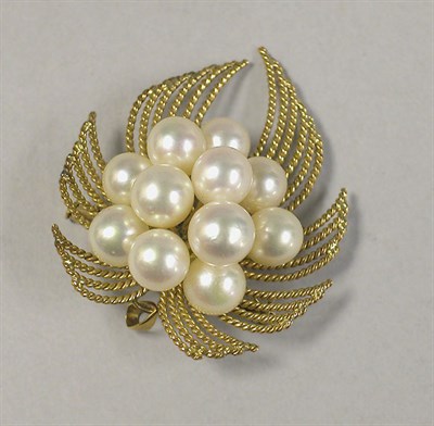 Lot 228 - Cultured Pearl Cluster Pin 14 kt. yellow gold,...