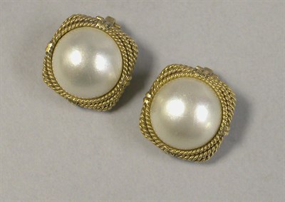 Lot 225 - Pair of Mabe Pearl Earclips 14 kt. yellow gold,...