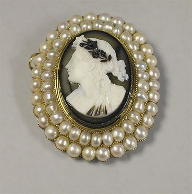 Lot 564 - Hardstone Cameo Brooch