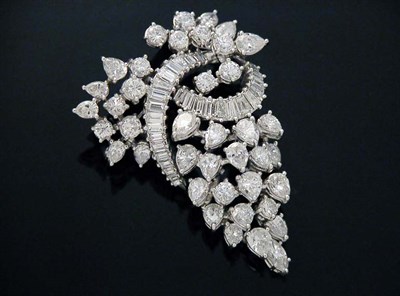 Lot 627 - Diamond Brooch