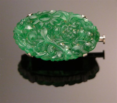 Lot 604 - Carved Jade Pin