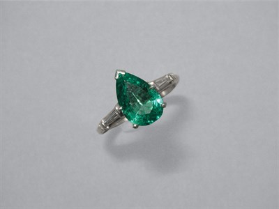 Lot 574 - Emerald & Diamond Ring