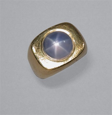 Lot 347 - Gold & Star Sapphire Ring