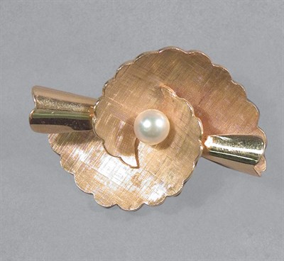 Lot 53 - Gold & Cultured Pearl Pin