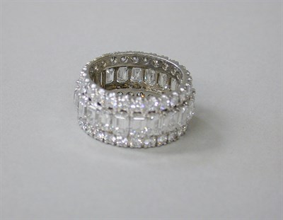 Lot 469 - Diamond Band Ring