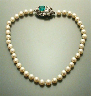 Lot 500 - Cultured Pearl Necklace with Emerald and Diamond Clasp
