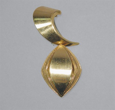 Lot 334 - Gold Lapel Watch
