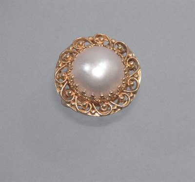 Lot 145 - Gold & Mabe Pearl Ring