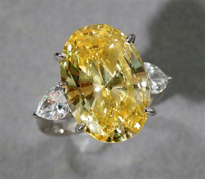 Lot 430 - Yellow and White Stone Ring