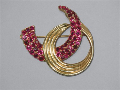 Lot 368 - Gold & Ruby Pin