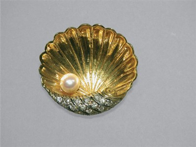 Lot 376 - Gold, Diamond & Cultured Pearl Pin
