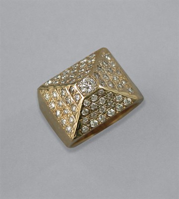 Lot 304 - Gold & Diamond Ring