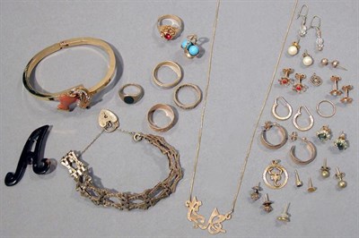 Lot 19 - Group of Gold and Metal Jewelry