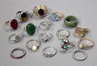 Lot 25 - Group of Rings