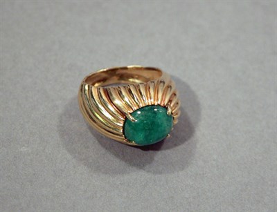 Lot 516 - Gold and Emerald Cabochon Ring