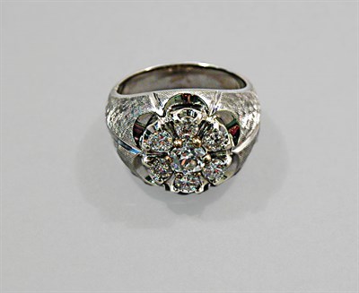 Lot 325 - Gentleman's Diamond Cluster Ring