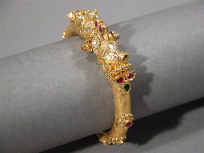 Lot 370 - Gold and Foiled Back Stone Bangle