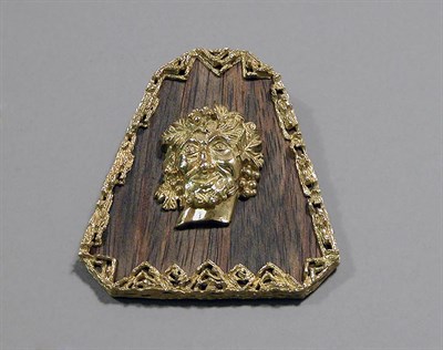 Lot 618 - Gold and Wood Pendant Brooch