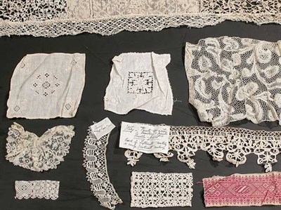 Lot 461 - Group of Collectors Laces and Objets 16th -...